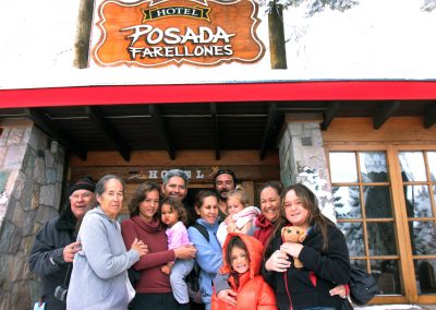 NIEVE Familia frente a Posada Farellones